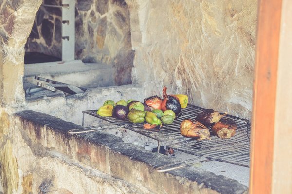 Comment faire des brochettes de légumes au barbecue sans marinade grasse?